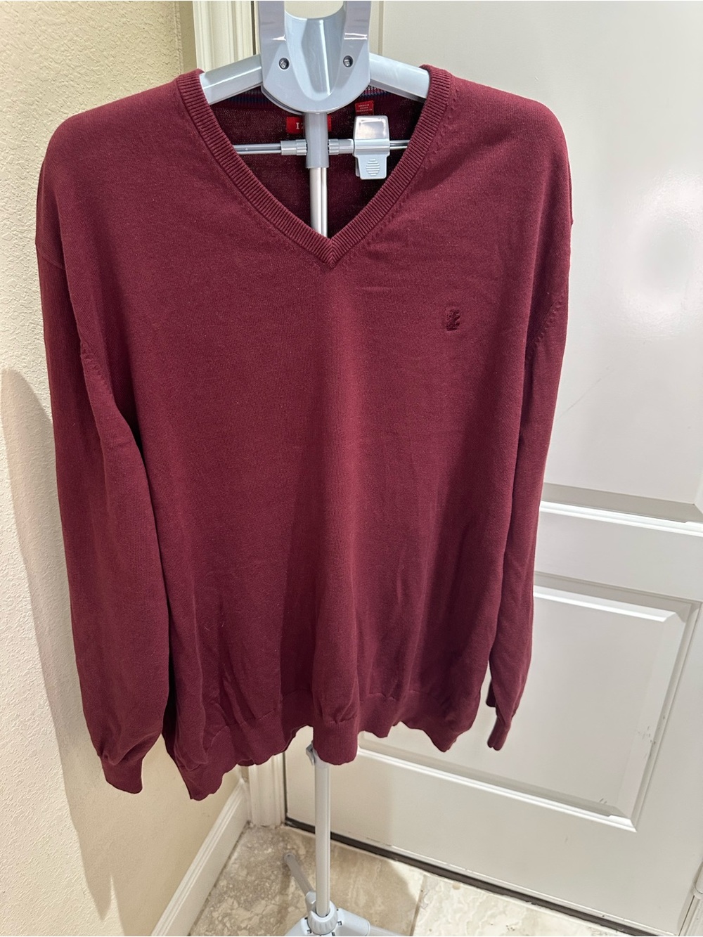 Izod Men's V-Neck Sweater in Maroon